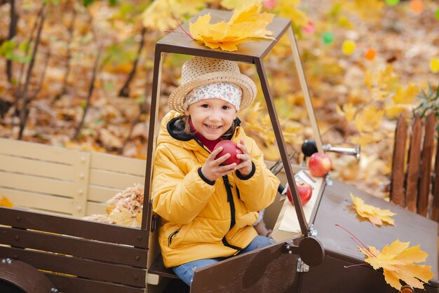 Una niña camina en el parque de otoño.