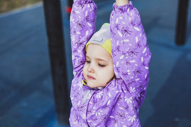 La niña camina, pasa el rato en las escaleras, movimiento, infancia, alegría.