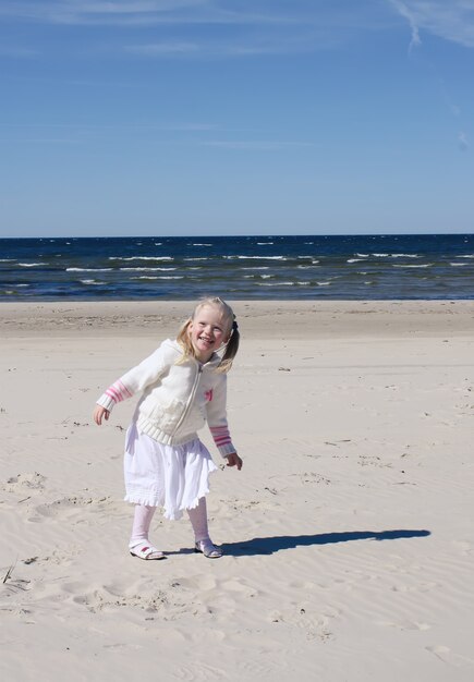 Niña camina por la playa