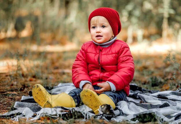 Niña caminando en el bosque