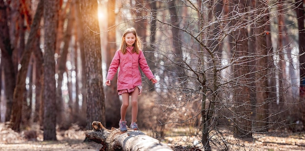 Niña caminando en el bosque