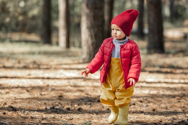 Niña caminando en el bosque