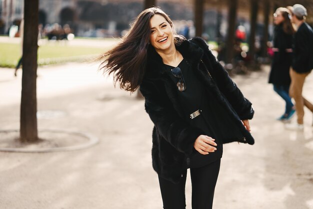 niña caminando por las calles y la ciudad de París, Francia