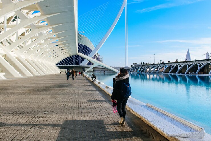 Niña caminando junto al Museo de Ciencias 27 de diciembre de 2018 Valencia España