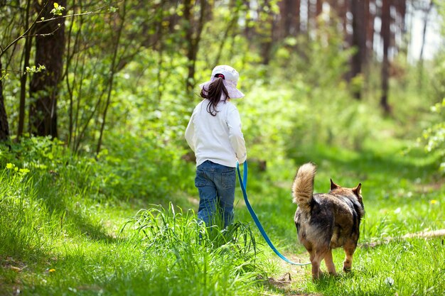 Niña caminando con perro