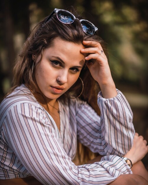 Una niña con una camisa a rayas en una sesión de estilo de vida y con gafas de sol