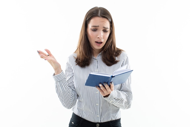 La niña de la camisa a rayas se sorprende por lo que estaba escrito en el diario