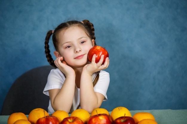 Niña en camiseta blanca amor fruta