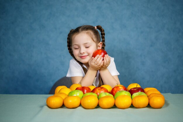 Niña en camiseta blanca amor fruta