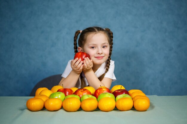 Niña en camiseta blanca amor fruta