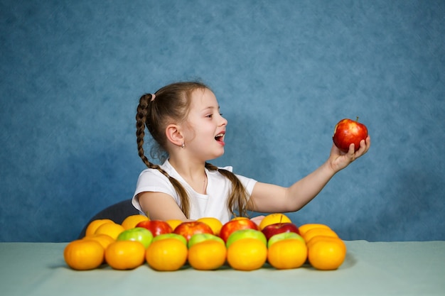 Niña en camiseta blanca amor fruta