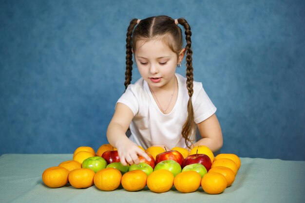 Niña en camiseta blanca amor fruta