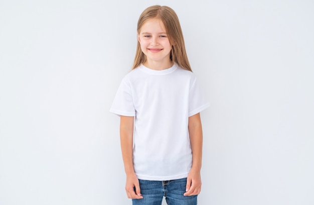 Niña en camiseta blanca en blanco