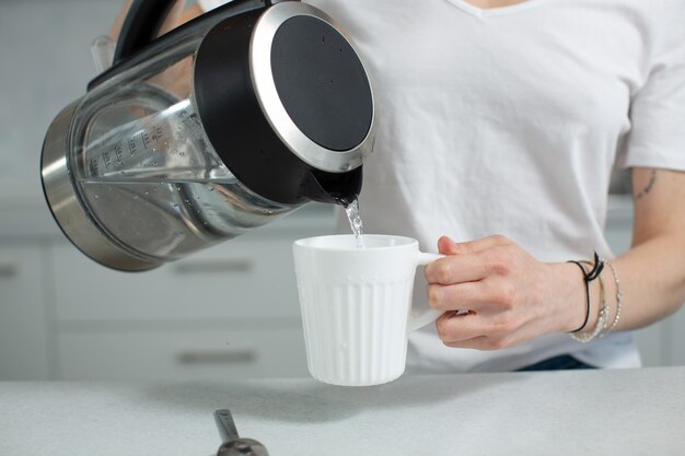 Hervidor eléctrico en la mesa de la cocina hierve agua pura