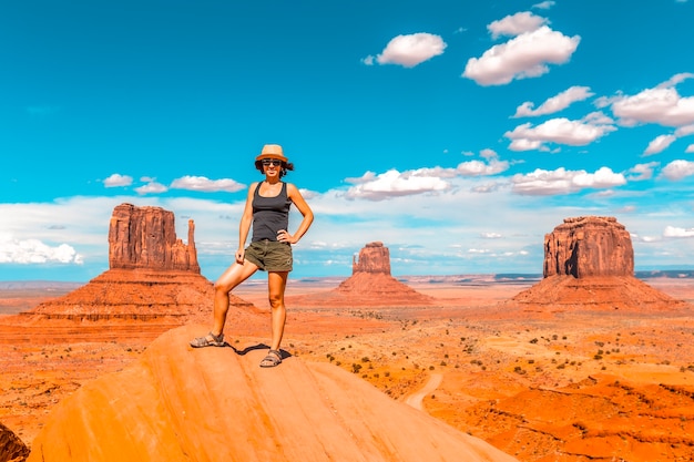 Una niña con camiseta negra en el Parque Nacional Monument Valley en el centro de visitantes.