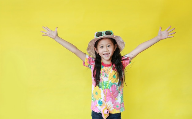 Niña en camiseta de verano sobre fondo amarillo