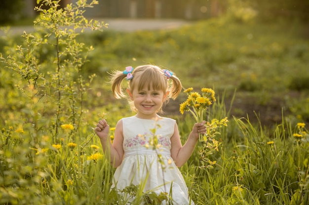 Niña en el campo de los dientes de León