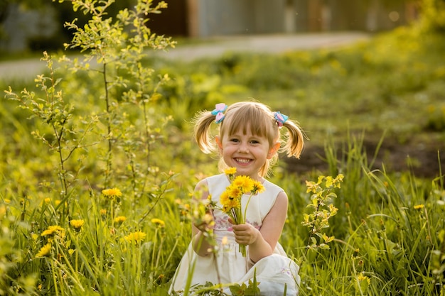 Niña en el campo de los dientes de León