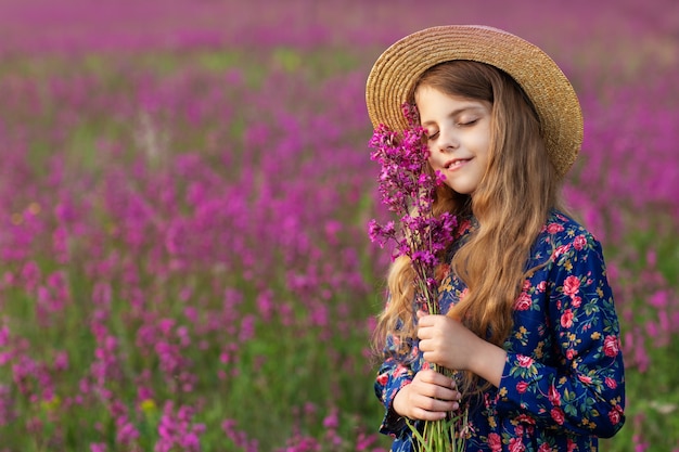 niña en un campo de flores