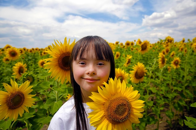 Niña en campo de girasoles