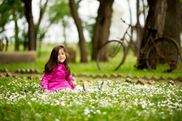 Niña en el campo de primavera