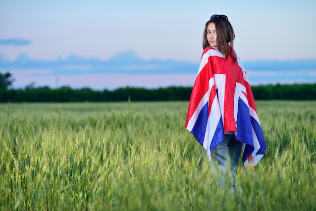 Niña en un campo de trigo