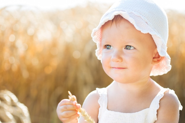 Niña en un campo de trigo