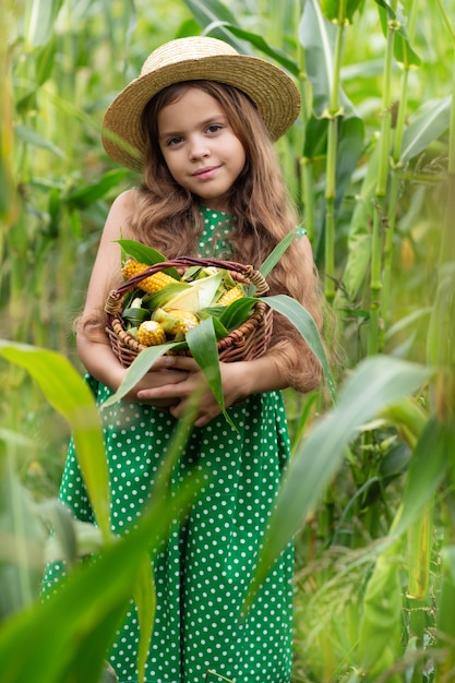 Niña con una canasta de verduras