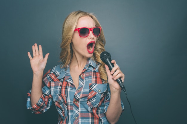 Niña canta en el micrófono