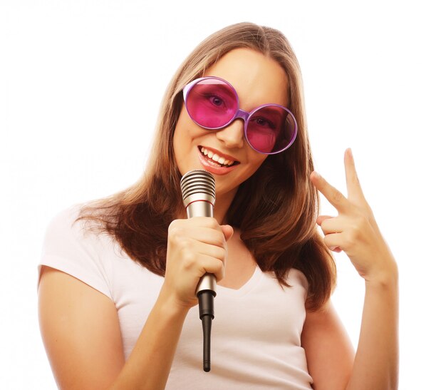 Niña cantando feliz