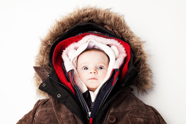 Niña con capucha Niña con muchas chaquetas de invierno