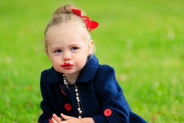 Niña con cara manchada de lápiz labial