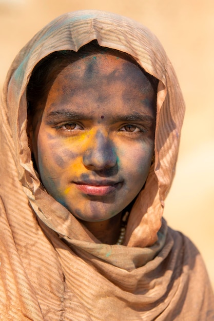 Una niña con la cara pintada se ve en el desierto.