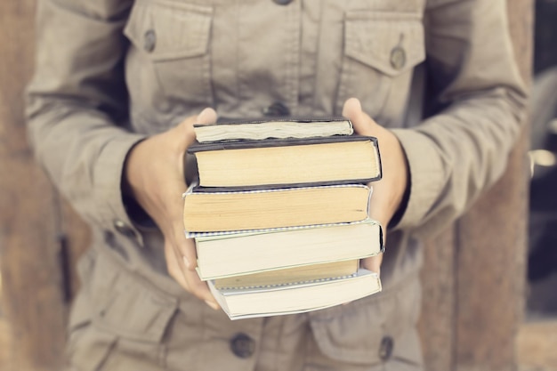 niña cargando un paquete de libros