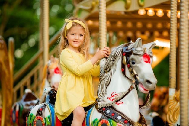 niña en el carrusel