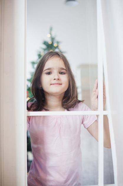 niña en casa en navidad