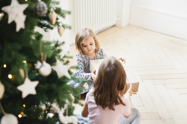 niña en casa en navidad