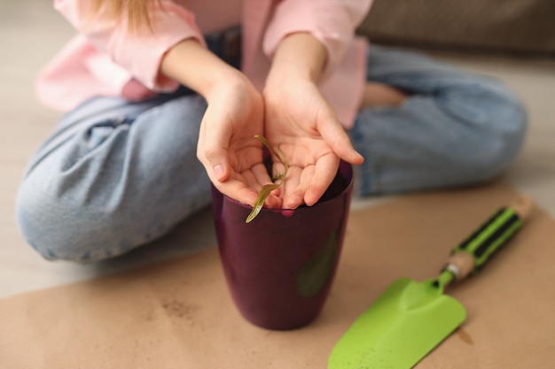 una niña en casa tiene una semilla de mango en una maceta instrucciones paso a paso paso seis