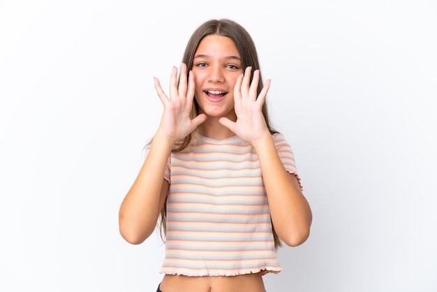 Niña caucásica aislada de fondo blanco gritando y anunciando algo