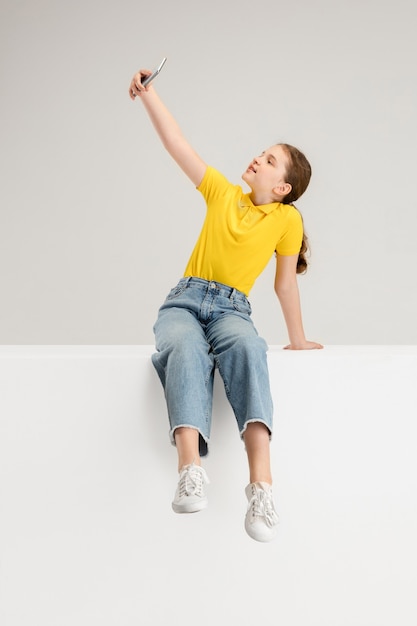 Niña caucásica aislada en la pared blanca copyspace concepto de emociones de educación infantil