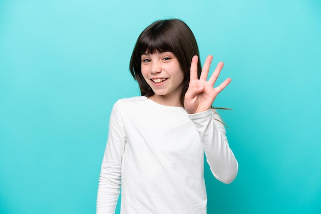 Niña caucásica aislada sobre fondo azul feliz y contando cuatro con los dedos