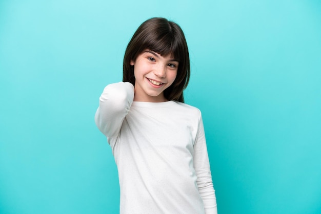 Niña caucásica aislada sobre fondo azul riendo