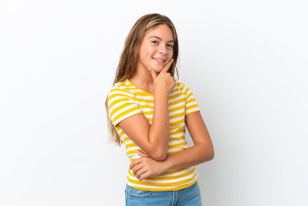 Niña caucásica aislada sobre fondo blanco feliz y sonriente