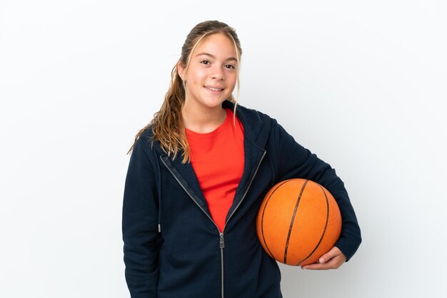 Niña caucásica aislada sobre fondo blanco jugando baloncesto