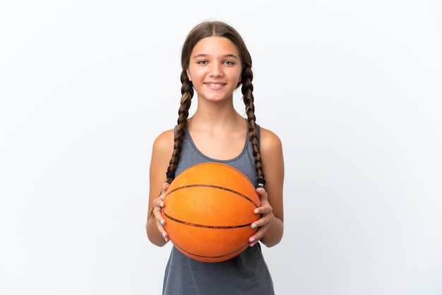 Niña caucásica aislada sobre fondo blanco jugando baloncesto