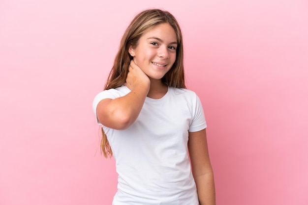 Niña caucásica aislada sobre fondo rosa riendo