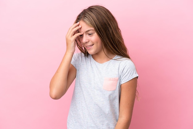 Niña caucásica aislada sobre fondo rosa riendo