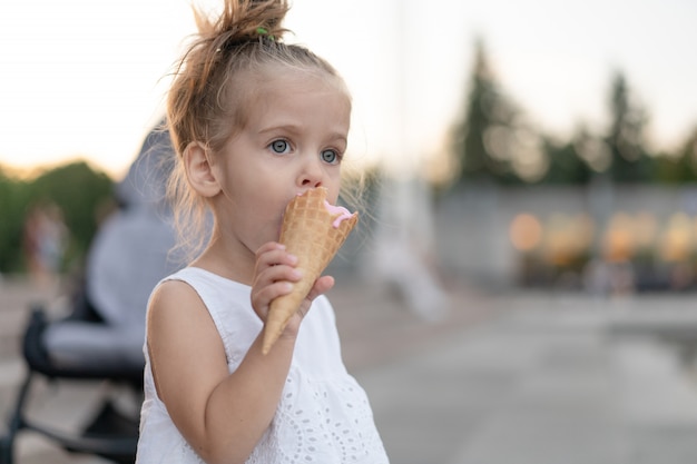 Niña caucásica come helado