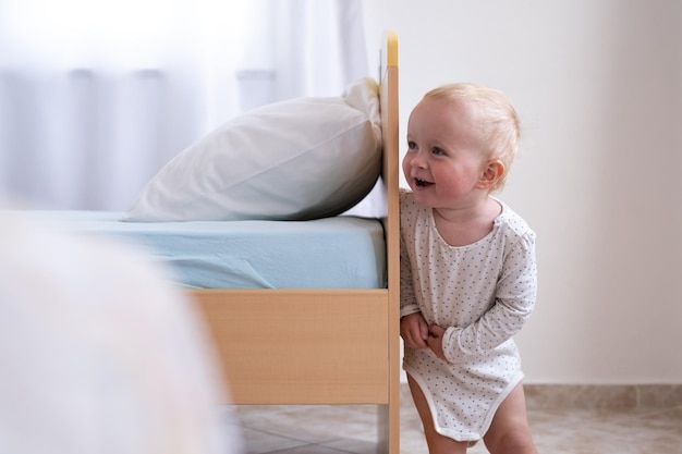 Foto niña caucásica jugando al escondite con sus padres