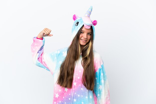 Niña caucásica con pijama de unicornio aislada de fondo blanco haciendo un gesto fuerte